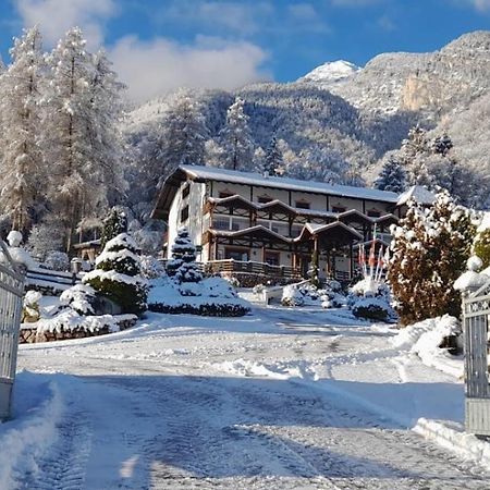Hotel Ristorante Scoiattolo Sporminore エクステリア 写真