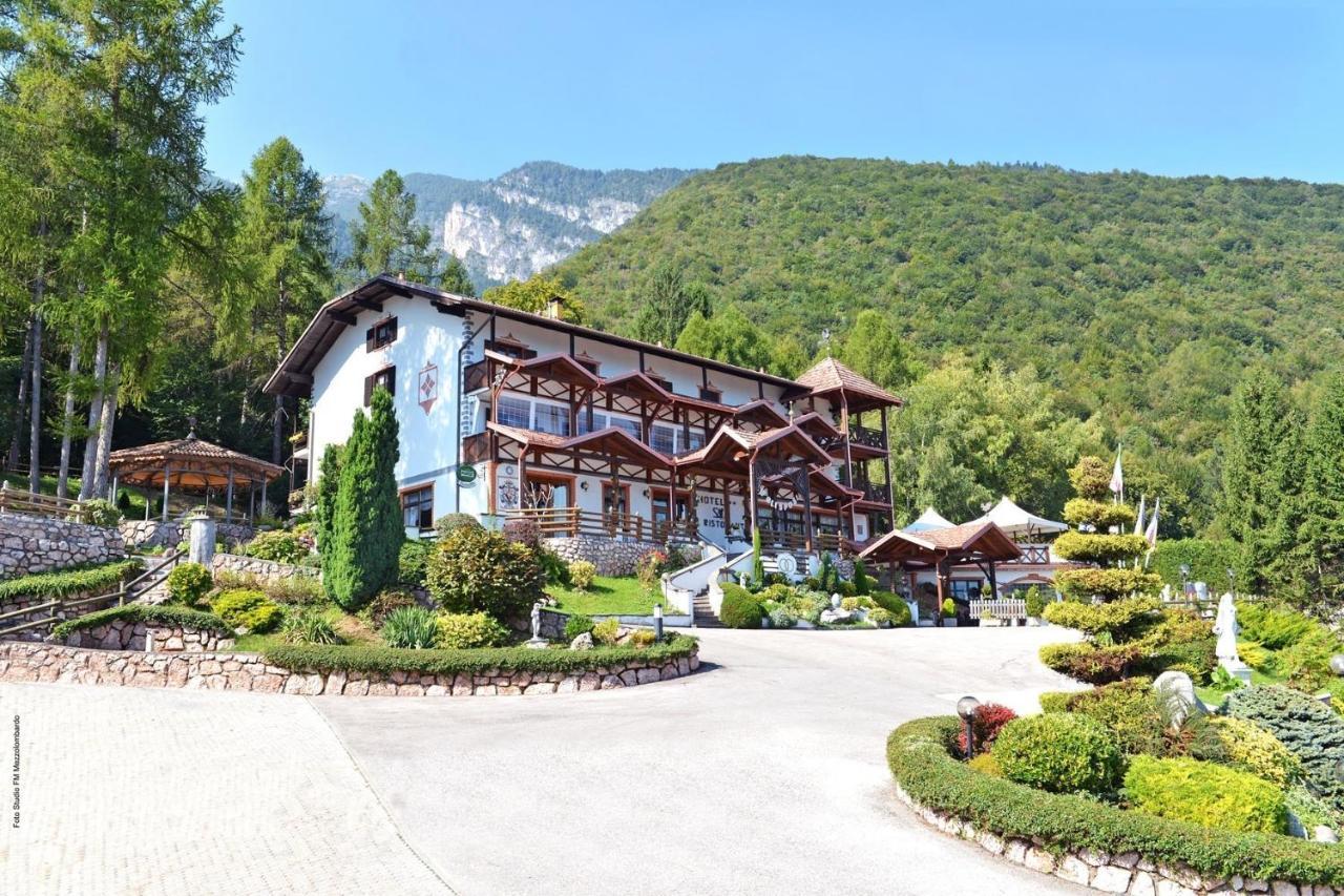 Hotel Ristorante Scoiattolo Sporminore エクステリア 写真