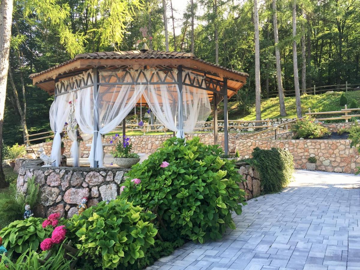Hotel Ristorante Scoiattolo Sporminore エクステリア 写真