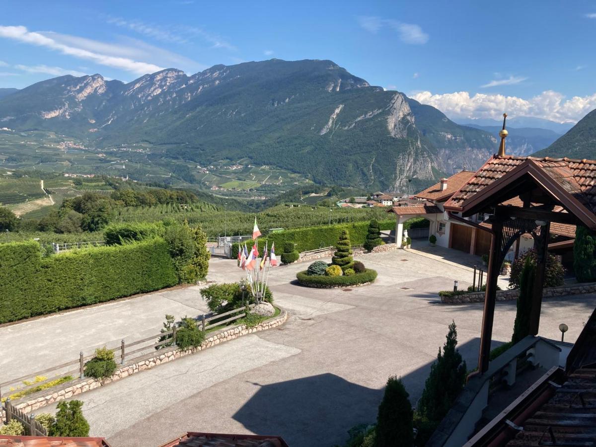 Hotel Ristorante Scoiattolo Sporminore エクステリア 写真