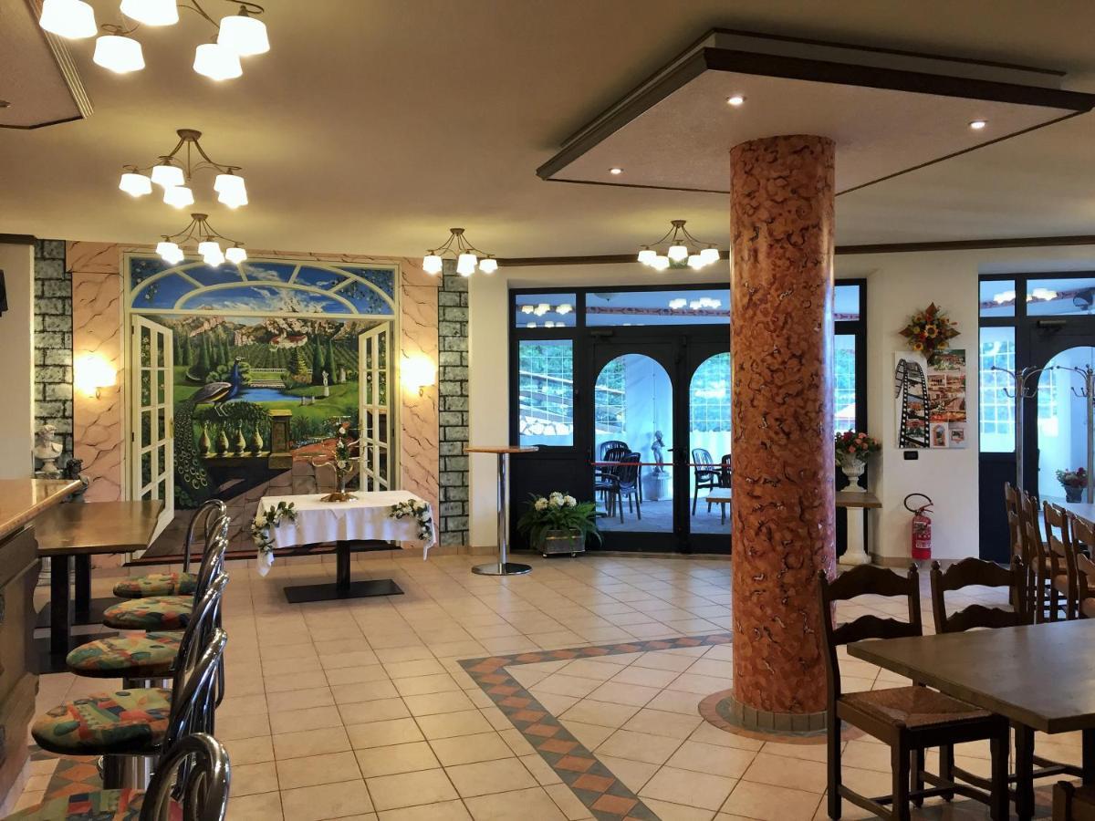 Hotel Ristorante Scoiattolo Sporminore エクステリア 写真
