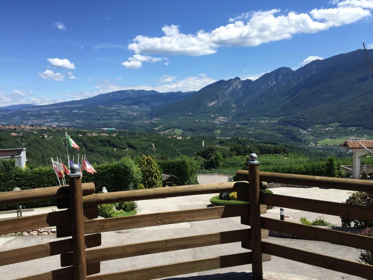 Hotel Ristorante Scoiattolo Sporminore エクステリア 写真