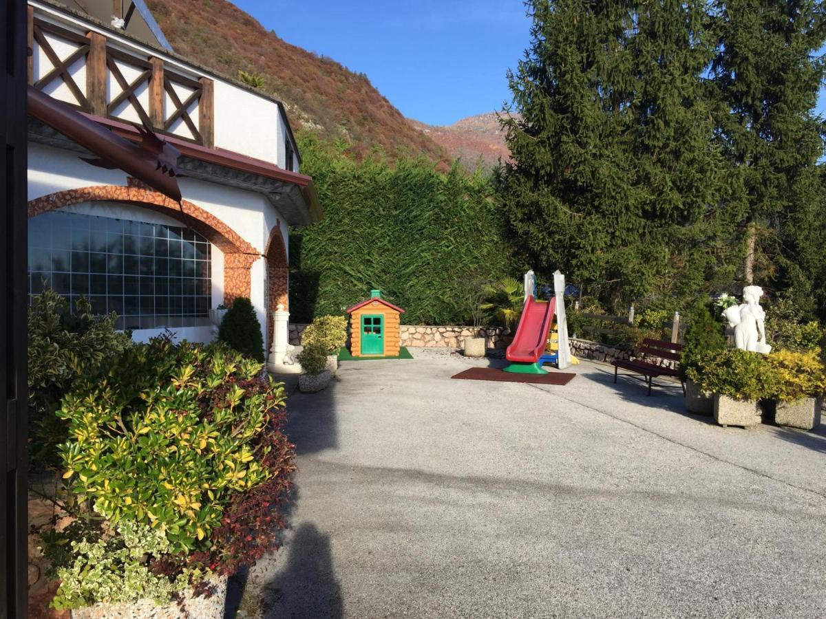 Hotel Ristorante Scoiattolo Sporminore エクステリア 写真