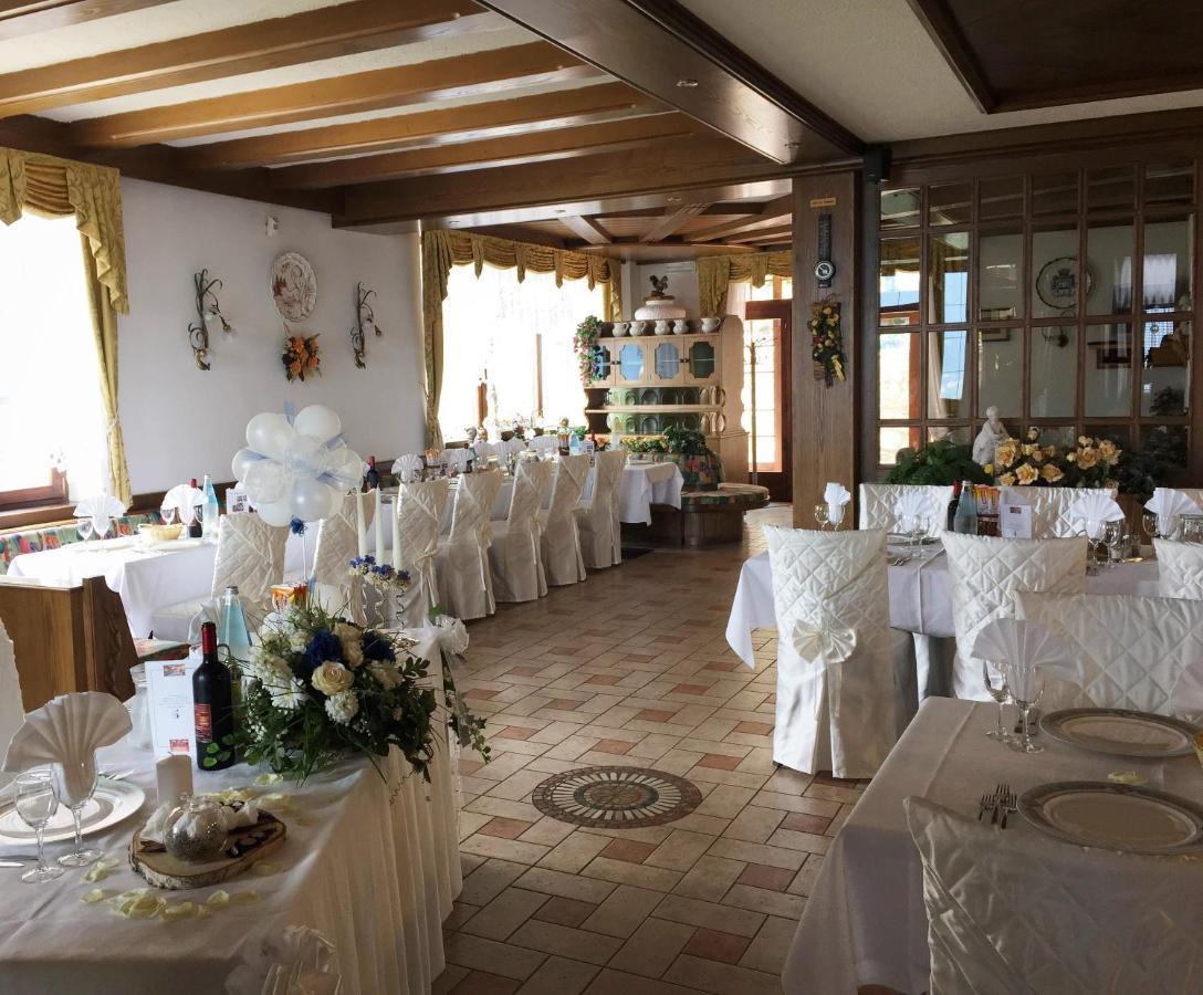 Hotel Ristorante Scoiattolo Sporminore エクステリア 写真