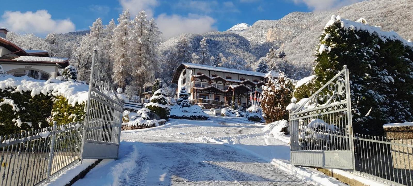 Hotel Ristorante Scoiattolo Sporminore エクステリア 写真