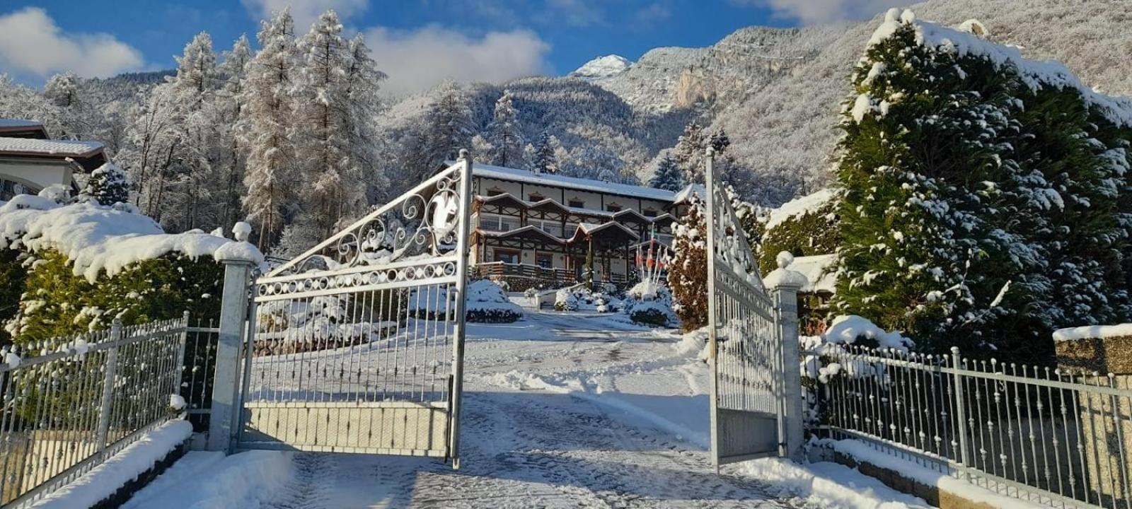 Hotel Ristorante Scoiattolo Sporminore エクステリア 写真